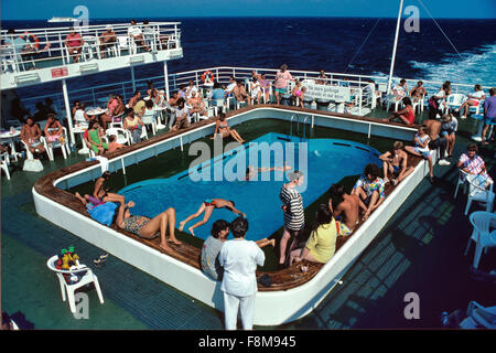 Reisenden und Touristen an Bord genießen Sie das Schwimmbad auf der Patras nach Ancona Fähre zwischen Griechenland und Italien Stockfoto