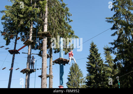 Mädchen reiten auf zip-Draht auf Trollandia Highwire Park Luftseilbahn und Hindernisparcours. Berg Gubałówka Zakopane Hohe Tatra Polen Stockfoto