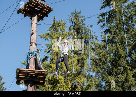Junge Frau auf Trollandia Highwire Park Seilbahn und Hindernis-Parcours. Gubałówka Berg Zakopane Tatra County Polen Stockfoto