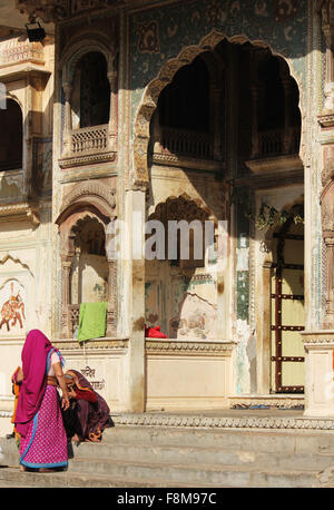 GALTA, Indien - 30 NOV: Eingangstür für Ramgopalji Tempel oder Monkey Temple, in der Nähe von Jaipur, mit Frauen an der Tür am 30. November Stockfoto