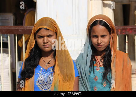 Jaipur, Indien, 30. November 2012: Zwei indische Mädchen, mit traditionellen bunten Sari, schaut in die Kamera Stockfoto