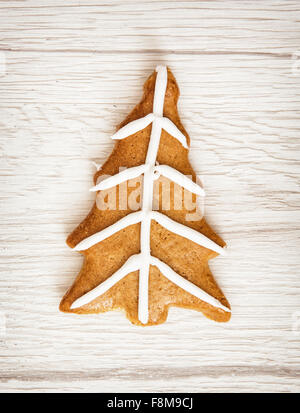 Weihnachtsbaum geformt Lebkuchen. Frohe Weihnachten. Christlicher Feiertag. Stockfoto