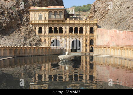 Jaipur, Indien, 30. November 2012: Galta Tempel (oder den Affen Tempel). Galtaji ist eine alte Hindu Wallfahrtsort in der Stadt o Stockfoto