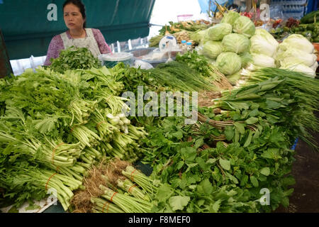 Grünes Gemüse für den Verkauf in einem Stall in eine Markthalle im Zentrum von Bangkok, Thailand, Februar Stockfoto