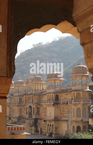 Jaipur, Indien, 30. November 2012: Galta Tempel (oder den Affen Tempel). Galtaji ist eine alte Hindu Wallfahrtsort in der Stadt o Stockfoto