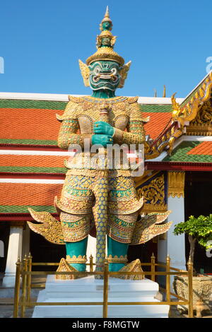 Thailand - Bangkok, Grand Royal Palace, smaragdgrünen Buddha Tempel, riesige Dämonen bewachen Wat Phra Kaeo Stockfoto