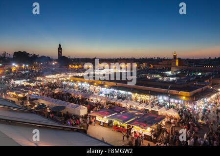 Djemaa el Fnaa Platz in der Abenddämmerung, Marrakesch, Marokko Stockfoto