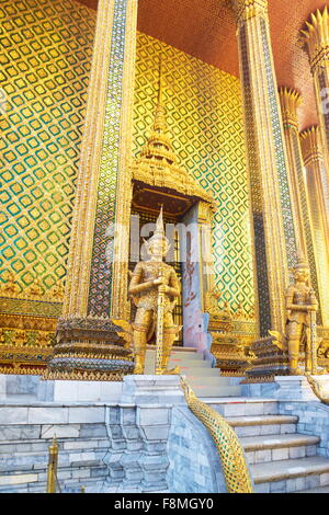 Thailand - Bangkok, Wat Phra Kaeo Tempel, Grand Palace, Kinaree-Statue vor der königlichen Panteon Stockfoto