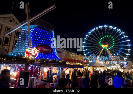 Leuchtende, bunte Windmühle und Riesenrad auf dem neuen Weihnachtsmarkt auf Nytorv bei Strøget in Kopenhagen, Dänemark. Stockfoto