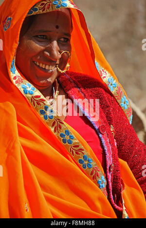 JAIPUR, Indien - 30 NOV: Indische Frau mit einer orange lebendige Schleier und der traditionellen indischen Tilak und Nase Ring lächelnd auf der St. Stockfoto