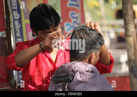 JAIPUR, Indien - 30 NOV: Ein Mann, schneiden Sie die Haare von einem anderen auf der Straße von Jaipur am 30. November 2012 Stockfoto