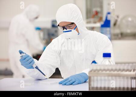 Wissenschaftler arbeiten im Labor Stockfoto