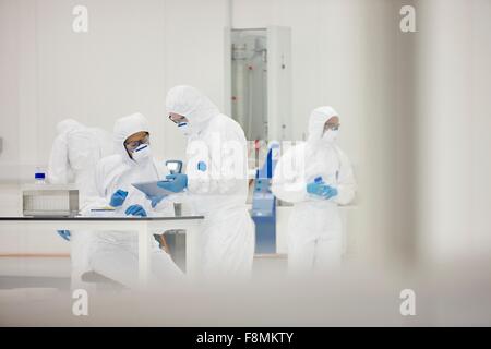 Wissenschaftler arbeiten im Labor Stockfoto