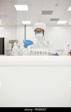 Wissenschaftler arbeiten im Labor Stockfoto