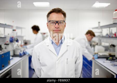 Wissenschaftler im Labor, im Hintergrund arbeitenden Kolleginnen und Kollegen Stockfoto