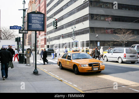 Verkehr und die Leute an der Kreuzung der 9th Avenue und der 34th Street in Manhattan Stockfoto