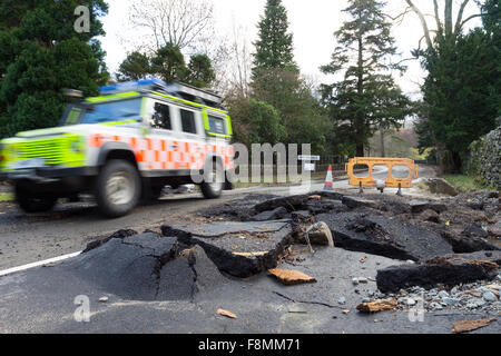 Glenridding, Cumbria, 10. Dezember 2015. Großbritannien Wetter.  Über Nacht Starkregen verursacht mehr Überschwemmungen als den Fluss, der durch das Dorf wieder übergelaufen.  Rettungsdienste hießen in der letzten Nacht, Menschen in Sicherheit zu helfen, als Volkspartei Besitzungen einschließlich Weihnachtsschmuck hinunter die Straße gewaschen wurden. Bagger wurden heute Morgen zur versuchen und Baggern Schutt aus dem Fluss in einem Versuch zu verhindern, dass weitere Überschwemmungen.  Im nahe gelegenen Patterdale könnte Beweis für die Kraft des Wassers vom Sturm Desmond auch gesehen werden, wo Hochwasser durch die Fahrbahn geplatzt. Stockfoto