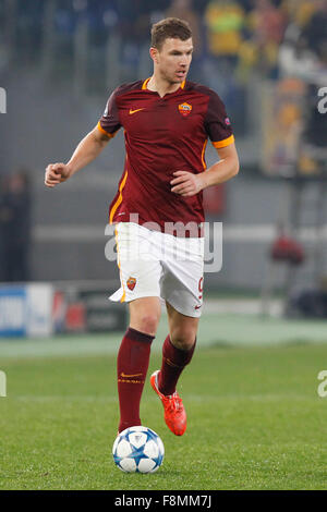 Stadio Olimpico, Rom, Italien. 9. Dezember 2015. Champions-League. Roma gegen Bate Borisov. Dzeko Edin © Aktion Plus Sport/Alamy Live-Nachrichten Stockfoto