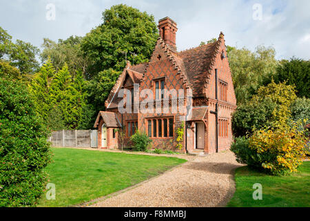 Weybridge. Einem traditionellen viktorianischen oder edwardianischen Haus. Außenansicht des Grade II aufgeführten Country Lodge. mit Giebeln und dekorativen Mauerwerk. Stockfoto