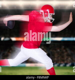 Zusammengesetztes Bild des american Footballspieler mit dem Ball springen Stockfoto