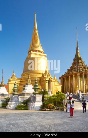 Thailand - Bangkok, Grand Royal Palace, Wat Phra Kaeo, goldene Chedi Stockfoto