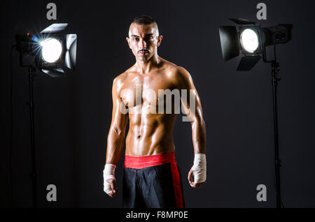 Boxer mit Studioleuchten in Sport-Konzept Stockfoto