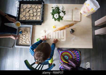 Mutter und Sohn machen Cookies, Draufsicht Stockfoto