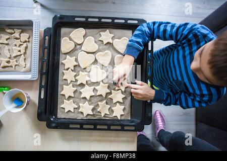 Junge machen Cookies, Draufsicht Stockfoto