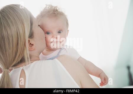 Mutter Tochter küssen Stockfoto