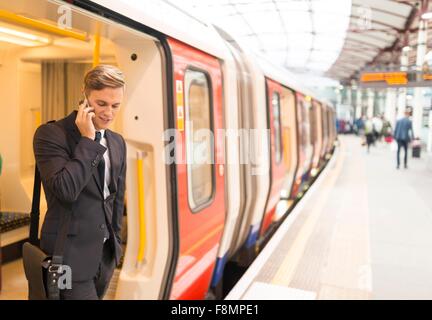 Unternehmer, die mit Telefon, u-Bahnstation, London, UK Stockfoto