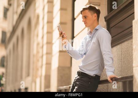 Mann mit Telefon, London, UK Stockfoto