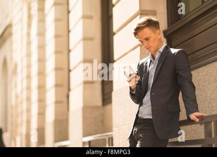 Unternehmer, die mit Telefon, London, UK Stockfoto