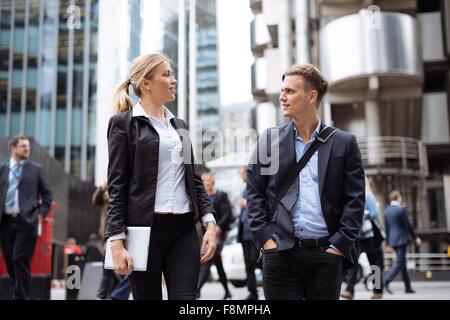 Unternehmer und Unternehmerin im Stadtzentrum von London, UK Stockfoto