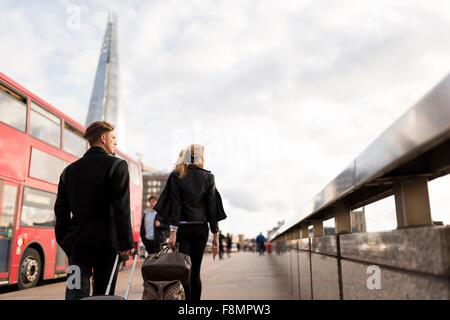 Geschäftsmann und Geschäftsfrau auf Geschäftsreise, London, UK Stockfoto