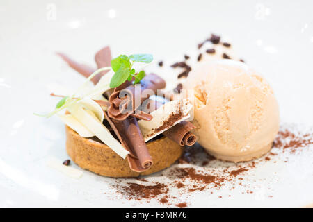 Schokoladen-Tarte mit Vanilleeis serviert. Stockfoto