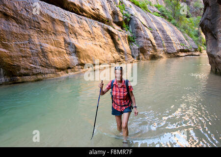 Frau im Norden Fork River, Zion Nationalpark wandern Stockfoto