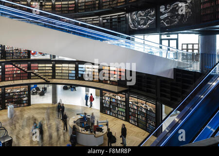 Birmingham-Bibliothek. Innenansicht der Stadtbibliothek. Gebogene Wände mit Bücherregalen und beleuchtete Fahrtreppen ausgekleidet. Zeitgenössische Architektur und Design. Stockfoto