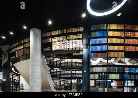 Birmingham-Bibliothek. Innenansicht der Stadtbibliothek. Gebogene Wände mit Bücherregalen gesäumt. Zeitgenössische Architektur und Interior Design. Stockfoto