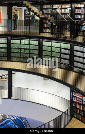 Birmingham-Bibliothek. Nahaufnahme der gebogene Wände mit Bücherregalen gesäumt. Treppen. Zeitgenössische Architektur und Interior Design. Stockfoto