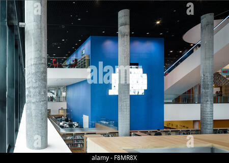 Birmingham-Bibliothek. Nahaufnahme der Spalten in der Bibliothek. Blaue Wände. Zeitgenössische Architektur und Interior Design. Stockfoto