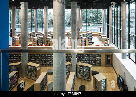 Birmingham-Bibliothek. Innenansicht der Birmingham Bibliothek. Bücherregale und Spalten in der Ansicht. Decke bis zum Boden Windows. Zeitgenössische Architektur und Interior Design. Stockfoto