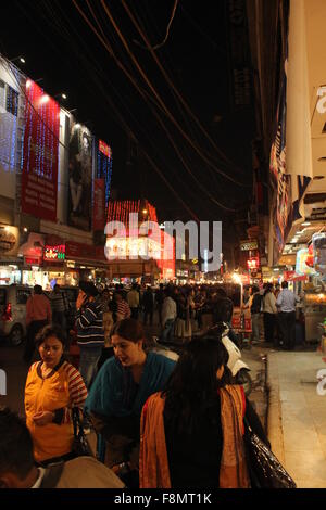 Delhi, Dez 1 2012: Neu Delhi bei Nacht. Nacht Blick auf einer Einkaufsstraße beleuchtet mit Menschen zu Fuß rund um Stockfoto