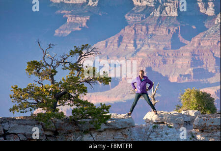 Frau, stehend auf der Grand Canyon southrim Stockfoto