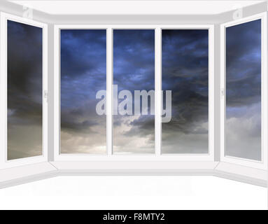 Fenster mit Blick auf die dunkle Gewitterwolken dahinter Stockfoto