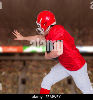 Zusammengesetztes Bild der amerikanischen Football-Spieler läuft mit dem ball Stockfoto