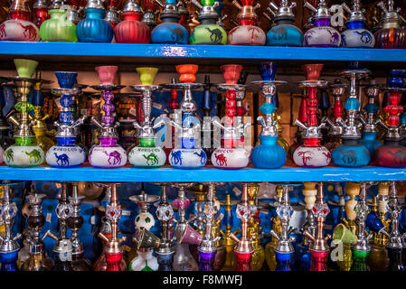 Bunte Shisha-Wasserpfeifen für Verkauf in den Souks von Marrakesch Stockfoto