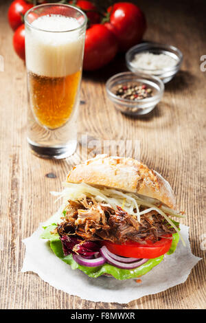 Schweinefleisch in einem Brötchen gezogen Stockfoto