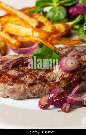 Scheiben vom Rindersteak mit Pommes frites Stockfoto