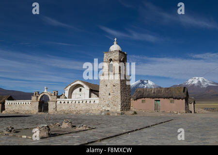 Foto von der kleinen Kirche in Sajama im Sajama Nationalpark in Bolivien. Stockfoto