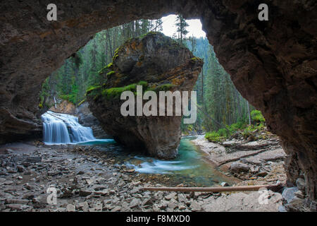 Wasserfall in der Johnston Canyon, Banff Nationalpark, Alberta, Rocky Mountains, Kanada Stockfoto